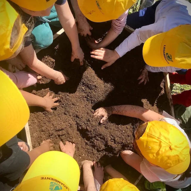 bambini che giocano con la terra