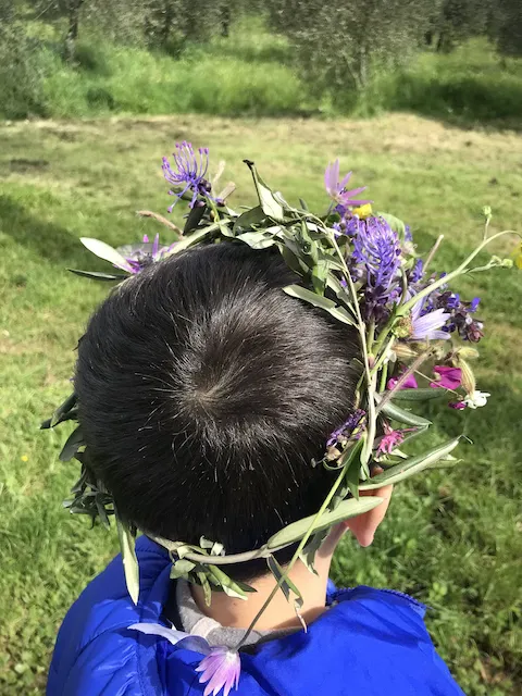 coroncina di fiori in testa ad un bambino